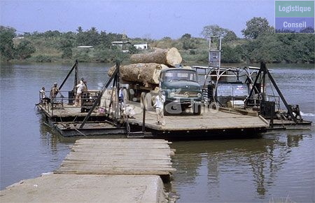 Les bacs sont utilisés pour faire passer des personnes ou des véhicules d'une rive à l'autre d'un fleuve ou d'un lac, dans les zones où la construction d'un pont n'a pas été possible ou économiquement justifiée. Bac.jpg