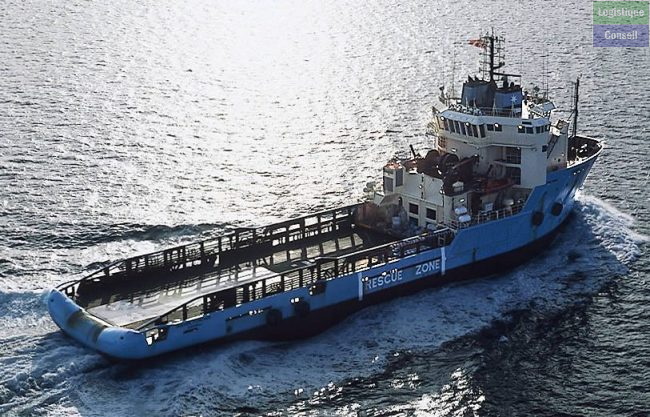 Bateau pour nombreux services différents : ravitaillement des plateformes en matériel, eau et provisions, assistance sous de nombreuses formes à la recherche et à l'exploitation du pétrole en mer. Bateau de service offshore.jpg