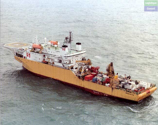 Accompagne les plongeurs dans les traveaux marins. Bateau permettant de découvrir les fonds marins les plus mystèrieux ! Contient un bateau de plongée avec moteur submersible et 2 personnages. Le moteur submersible est fourni. Bateau pour assistance plongée.jpg