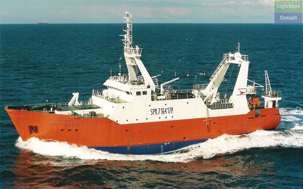 Bateau traînant un chalut. Bateau de pêche traînant un filet en forme de poche sous la surface de l'eau. chalutier.jpg
