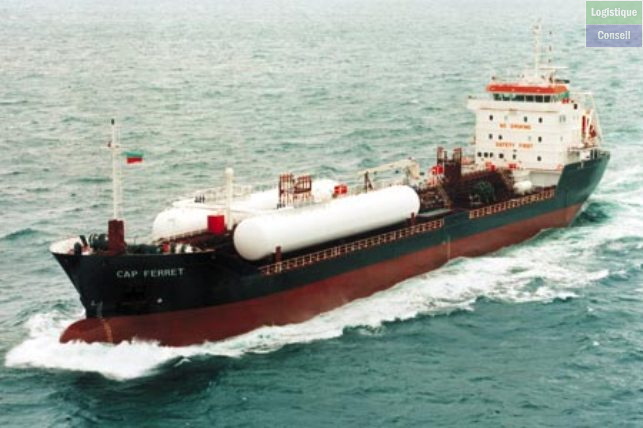 Navires sophistiqués transportant à peu près n'importe quel liquide, à la pression atmosphérique. Chaque cuve est équipée d'une pompe et d'un tuyautage à part, ce qui leur permet de transporter autant de produits différents que de cuves, 30 ou 40. Chimiquier.jpg