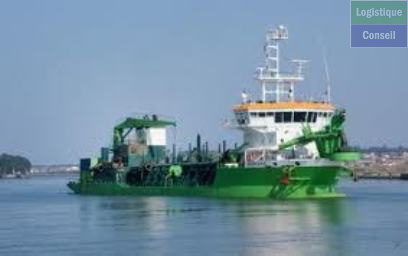 Drague est un navire de services utilisé près des ports, dans les rivières ou en mer, soit pour lutter contre l'ensablement et l'envasement et maintenir la profondeur disponible pour les autres navires en extrayant les matériaux du fond, soit pour extraire des matériaux (sable, gravier…) pour les activités de travaux publics, la reconstitution de plage, le confortement des dunes. Dragueur.jpg