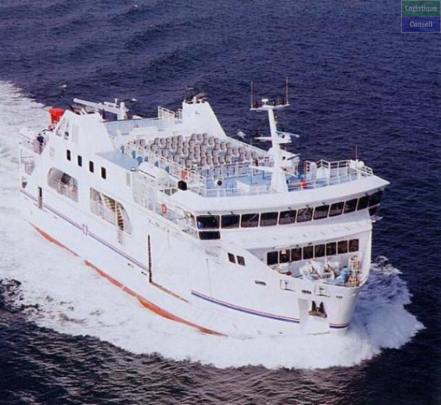 Transbordeurs en français. On appelle ferry aussi bien une vedette transportant 200 passagers de Bakassi à Douala, qu'un navire transportant 2.000 passagers de Douala à Port gentil. Ferries.jpg