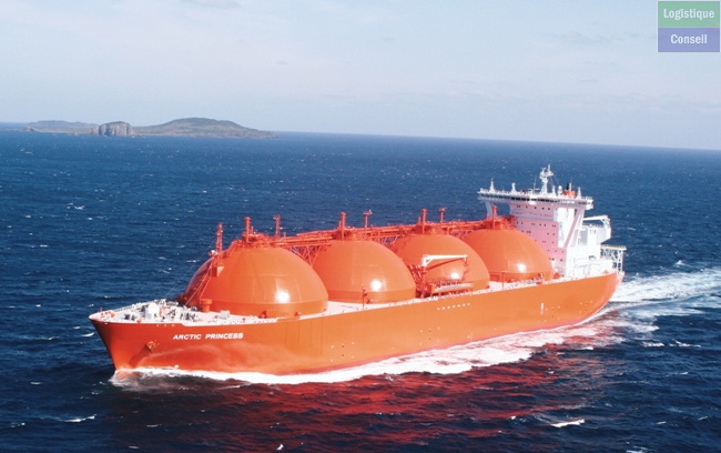 Navires sophistiqués transportant à peu près n'importe quel liquide, à la pression atmosphérique. Chaque cuve est équipée d'une pompe et d'un tuyautage à part, ce qui leur permet de transporter autant de produits différents que de cuves, 30 ou 40. Gazier2.jpg