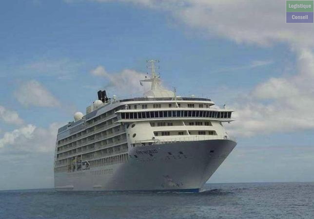 Nombreux et luxueux, transportent des milliers de passagers, autour du monde, ou pour une nuit pour jouer au casino. En général grands navires, mais ils existent aussi de petites unités de luxe, même à voile. Paquebot.jpg