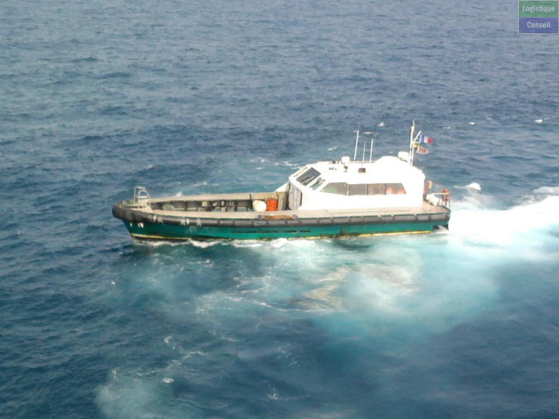 Bateau rapide et de petite taille pouvant transporter jusqu'à 100 passagers. Utilisé pour le transport du personnel marin vers leur leu de travail (plates-formes, Tanker...) surfer 1805.jpg