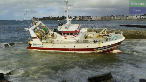 Embarcation de service utilisée pour le chargement et le déchargement des bateaux. Allège.jpg
