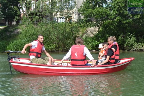 Petit bac ou barque, souvent de secours. Petite barque de promenade en rivière à fond plat et aux extrémités carrées, démunie de gouvernail. Bachot.jpg