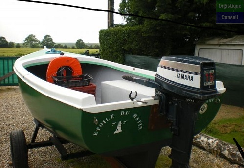 Un canot est une embarcation, de petite taille, propulsée à la rame, la godille, la pagaie, la voile ou au moteur. Son usage n'est pas défini : le canot peut être au service d'un navire ou utilisé pour la pêche, pour la promenade... Canot.jpg