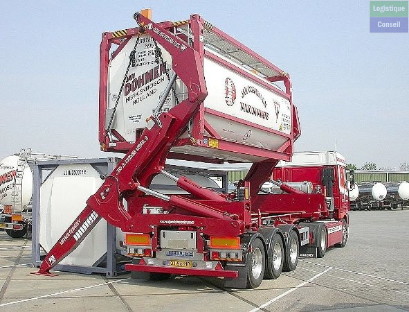 Camion muni de ses propre moyens de manutention.Il charge et décharge lui même sont chargement Camion auto chargeur.jpg
