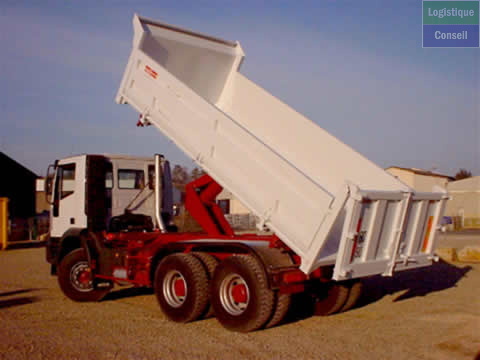 Camion dont la caisse peut déverser son chargement vers l’arrière. Camion benne.jpg