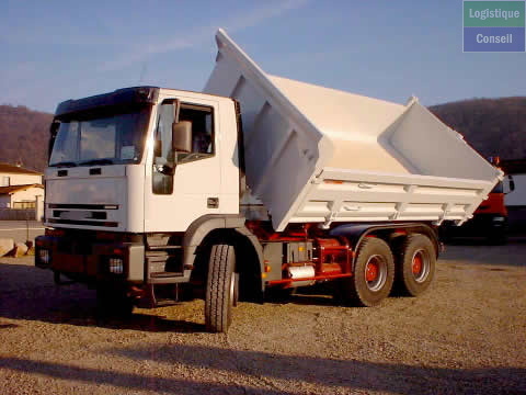 Camion dont la benne peut déverser son chargement vers l’arrière, ou sur les deux côtés. Camion bi-benne ou tri-benne.jpg