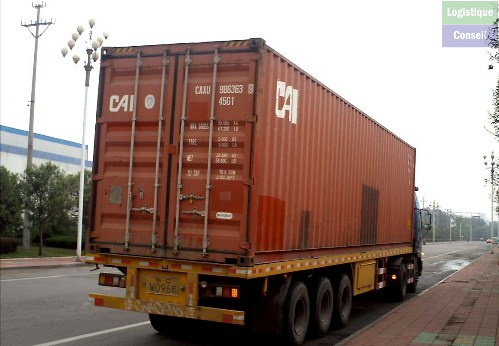 Matériel prévu pour le transport multimodal (plusieurs modes de transport) et notamment le rail-route.
Ses avantages : souplesse d’utilisation en transport international et intercontinental. Accepte tout type de marchandise. camion porte_conteneur.jpg
