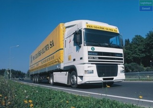 Véhicule porteur muni d'un plateau bâché à l’aide de ridelles, poteaux et barres. Entièrement démontable, elle permet le transport de toute sorte de marchandises. Son avantage : Évite les inconvénients du débâchage Camion sarvoyade .jpg