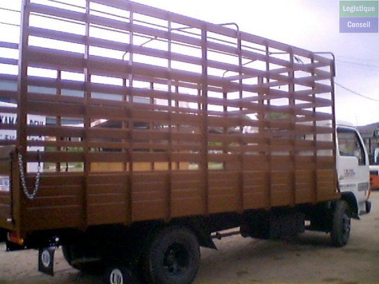 Véhicule porteur dont la carrosserie est destinée au transport de bétail et marchandises diverses Camion_betailler.jpg