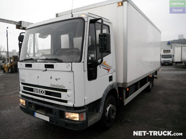 Véhicule porter muni d'une caisse et d'un réfrigérateur pour le transport de marchandises à température contrôlé (légumes, œufs...) Camion_isotherme.jpg