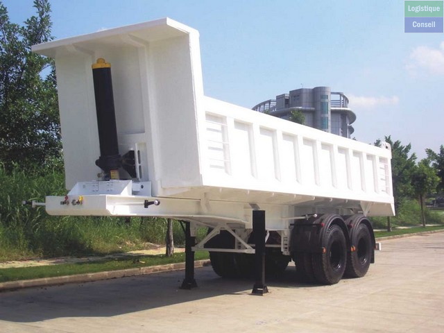 Véhicule sans moteur et sans roues à l'avant. Son châssis porte une benne. La benne peut être amovible, reposant sur le châssis lors du transport, mais pouvant être déposée au sol sur les lieux d'emploi. Semi benne.jpg
