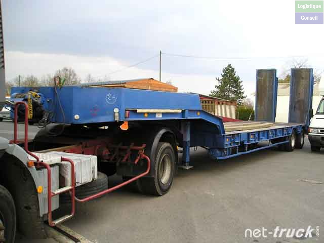Véhicule sans moteur et sans roues à l'avant. Adapté pour des convois exceptionnels dont les poids et dimensions sont pratiquement illimités. Semi Porte char.jpg
