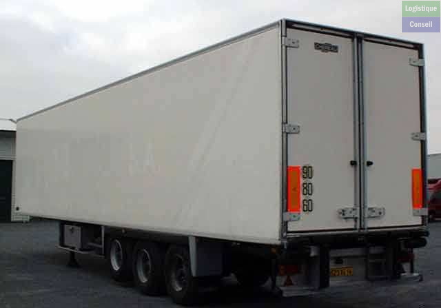 Véhicule sans moteur et sans roues à l'avant. Muni d'une caisse équipé de bâches coulissantes sur les côtés et le dessus du véhicule. Nom d’usage : tautliner. Son avantage : évite les inconvénients du bâchage. Semi tautliner.jpg